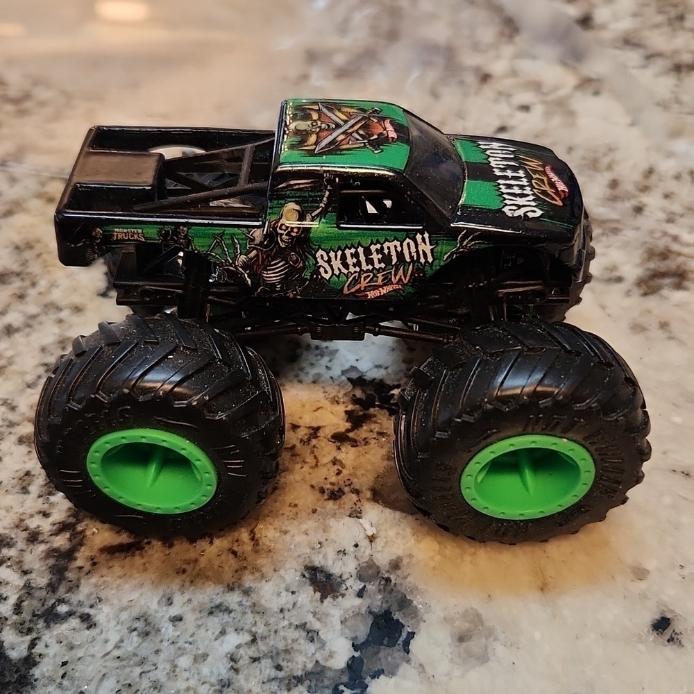 Hot Wheels Monster Jam Skeleton Crew Black White Truck metal body 1:64 Scale